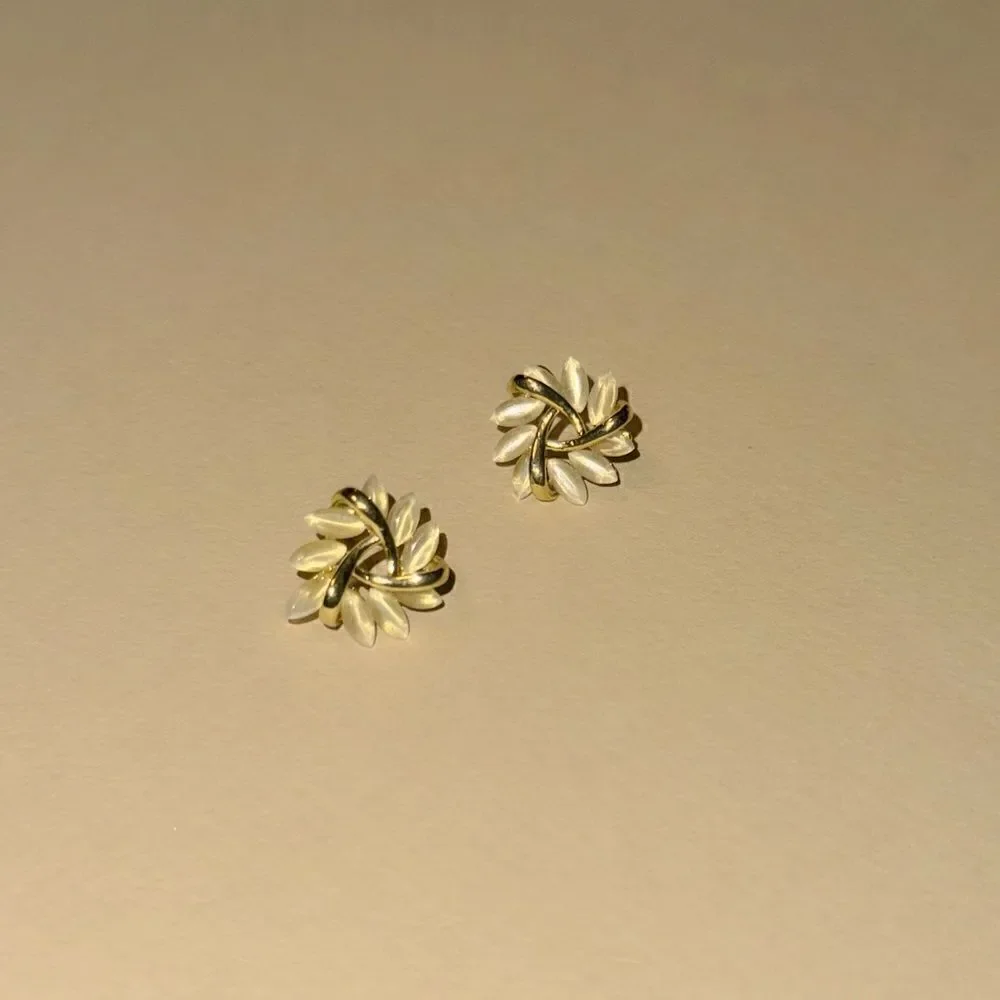 Leaf stud earrings N971